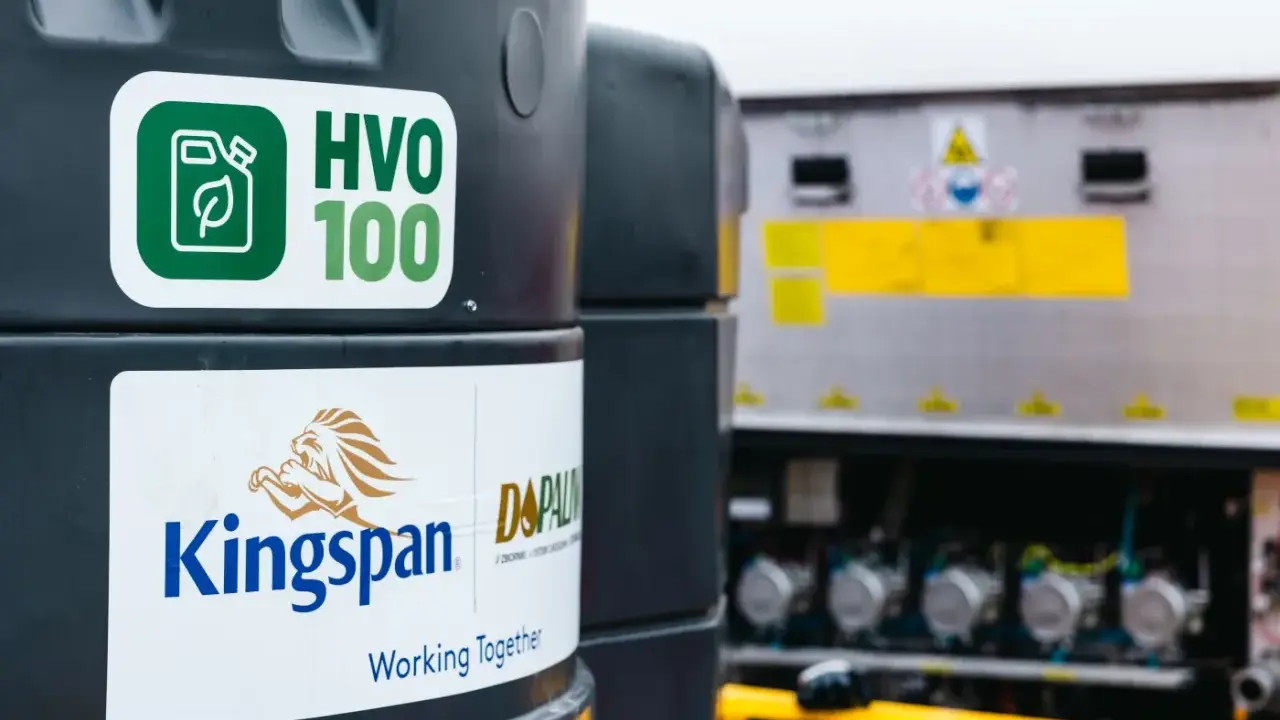 Zbiornik z ekologicznym paliwem HVO 100, obok logo Kingspan. Nowoczesne rozwiązanie dla transportu.