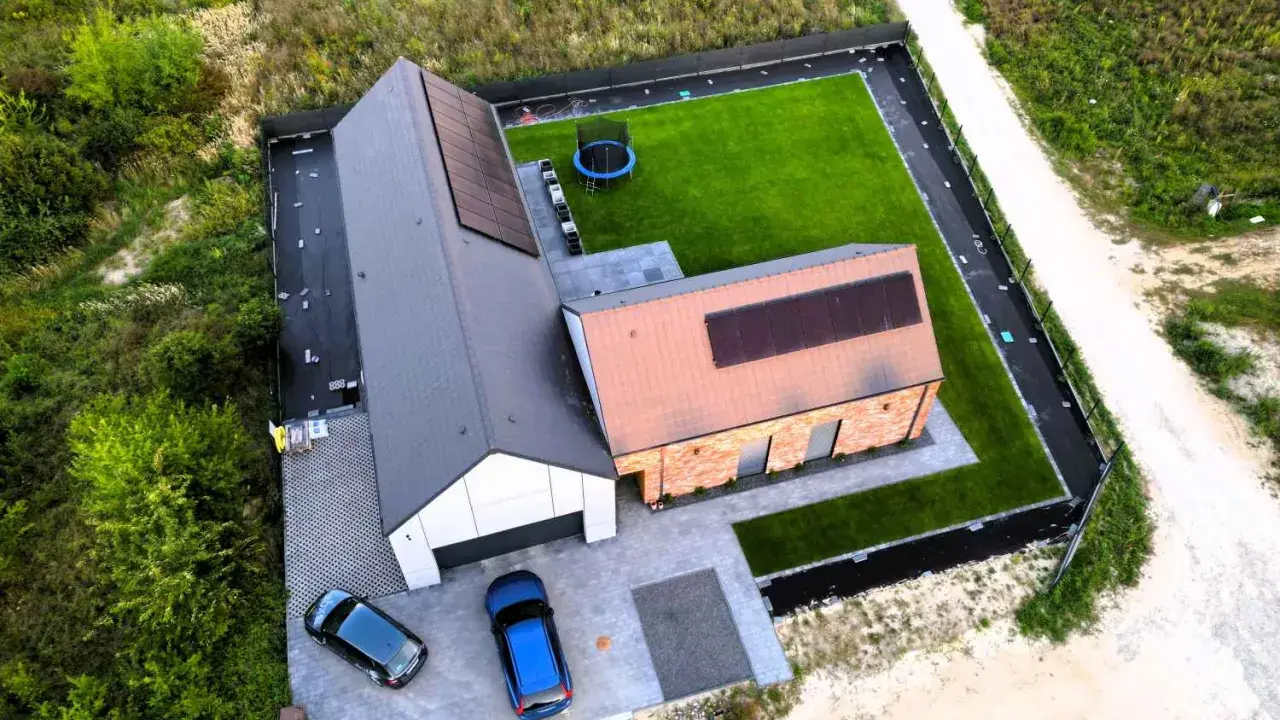Nowy dom pod klucz co to znaczy? Gotowy do zamieszkania, z panelami słonecznymi, zadbanym ogrodem i dwoma samochodami na podjeździe.