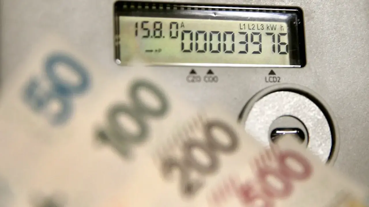 Liczniki energii i banknoty symbolizują koszty, w tym opłatę kogeneracyjną.