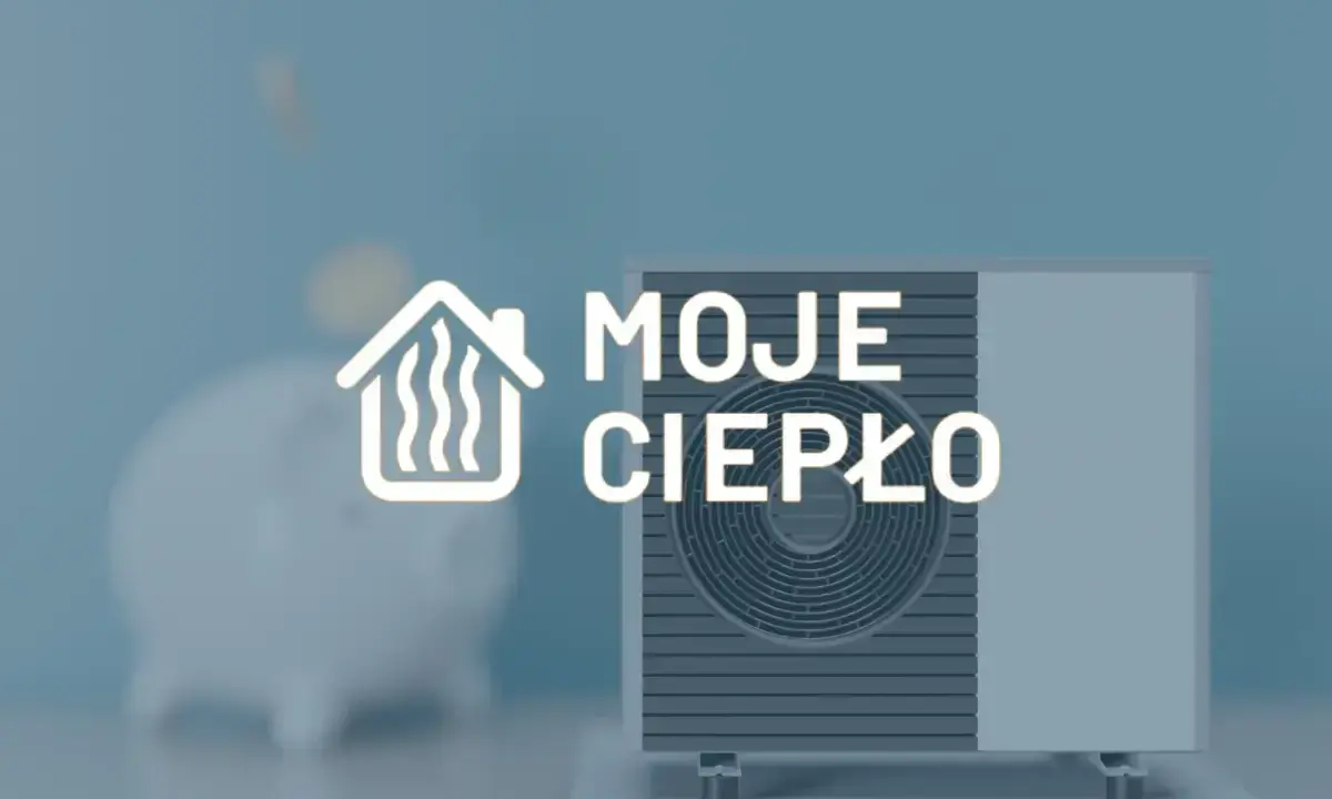 Symbol domu z ciepłem i napis "MOJE CIEPŁO" obok pompy ciepła i świnki-skarbonki.