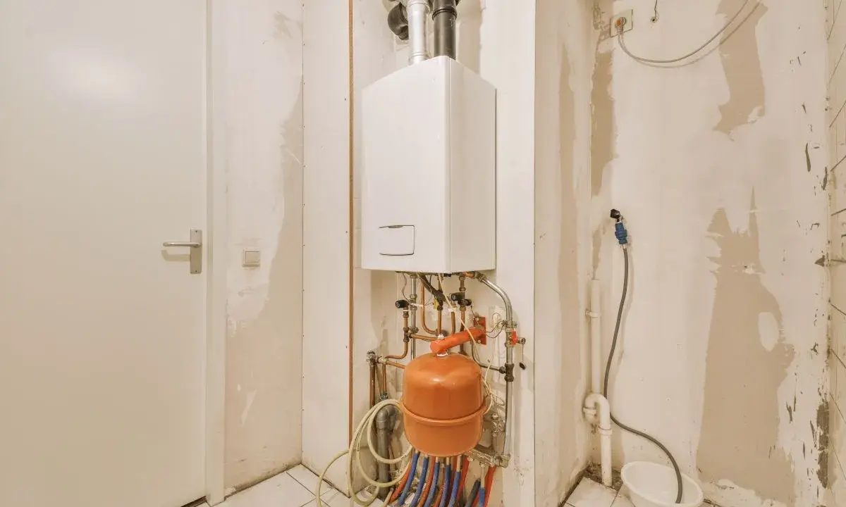 Instalacja grzewcza z kotłem i zbiornikiem. Pytanie: gdzie zamontować odpowietrznik automatyczny? Najwyższy punkt instalacji to idealne miejsce.