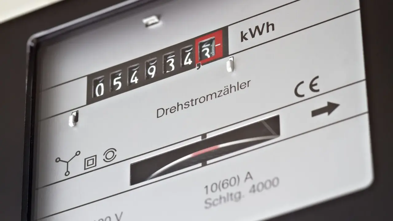 Zbliżenie licznika energii elektrycznej z widocznymi cyframi i oznaczeniem kWh.