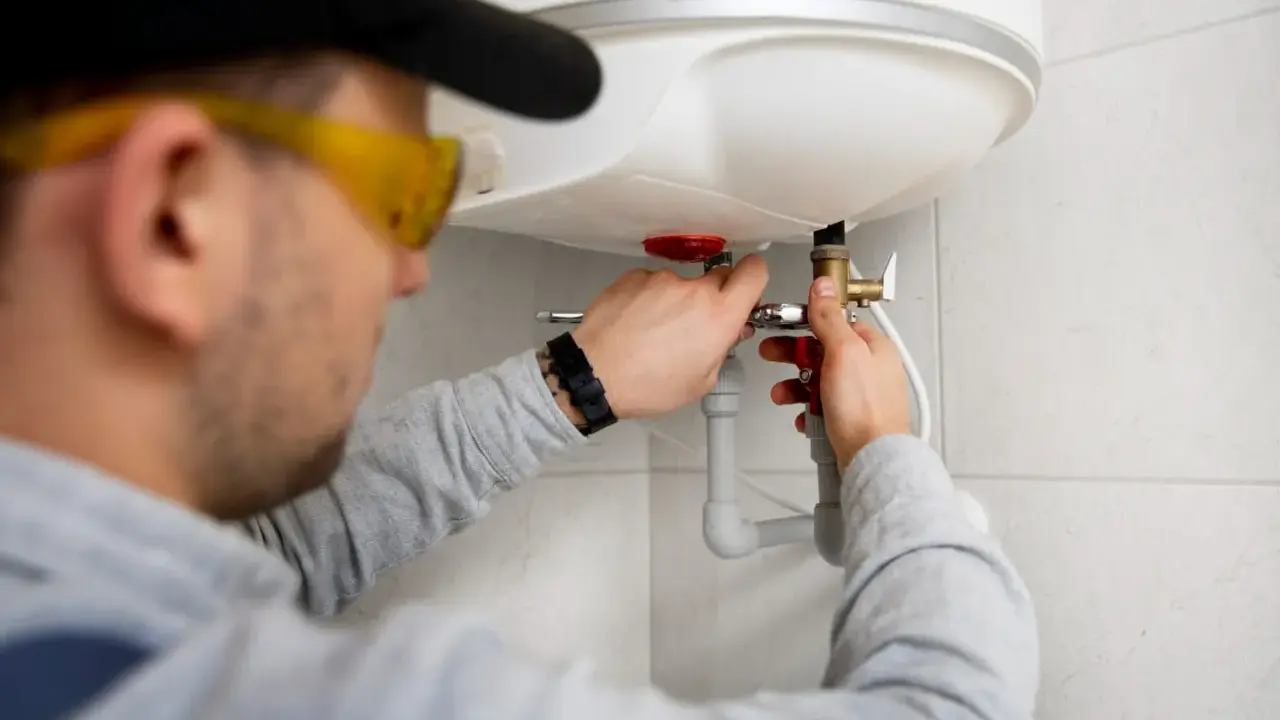 Instalator montuje zawór przy bojlerze. Szukasz odpowiedzi na pytanie: jaki piec gazowy do mieszkania 50m2?