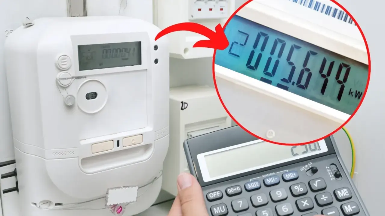 Cyfrowy licznik energii elektrycznej pokazuje zużycie 2005.649 kWh. Obok kalkulator do obliczeń.