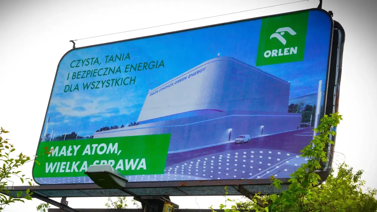 Reklama ORLEN przedstawia nowoczesny reaktor SMR, symbol czystej i bezpiecznej energii. "Mały atom, wielka sprawa" - głosi hasło.