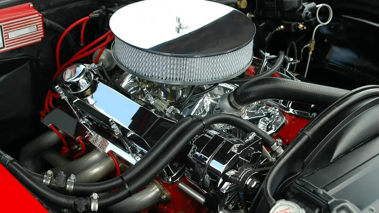 Błyszczący silnik V8 z chromowanymi elementami i filtrem powietrza. Czy 80 kW to dużo koni mechanicznych?