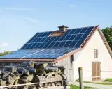 Panele słoneczne na dachu stodoły, gotowe do sprzedaży nadwyżek energii po atrakcyjnym **feed in tariff**.