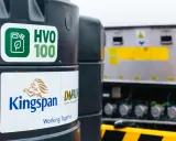 Zbiornik z ekologicznym paliwem HVO 100, obok logo Kingspan. Nowoczesne rozwiązanie dla transportu.