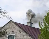 Gęsty dym z komina domu. Kto pobiera opłaty za emisję CO2, gdy takie widoki stają się codziennością?