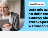 Uśmiechnięta starsza pani z tabletem. Szybki internet i ostatnia szansa na dofinansowanie budowy sieci szerokopasmowych w ramach KPO.