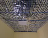 Sufit z siatką i folią izolacyjną, przygotowany pod montaż mat kapilarnych.