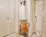Instalacja grzewcza z kotłem i zbiornikiem. Pytanie: gdzie zamontować odpowietrznik automatyczny? Najwyższy punkt instalacji to idealne miejsce.