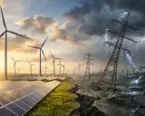 Kontrastowa wizja energetyki w Niemczech: słoneczne farmy i wiatraki po lewej, zniszczone linie energetyczne i burza po prawej.