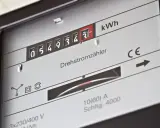 Zbliżenie licznika energii elektrycznej z widocznymi cyframi i oznaczeniem kWh.