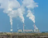 Ogromne ilości pary unoszą się z kominów elektrowni Bełchatów, sugerując, ile węgla spala elektrownia Bełchatów.