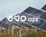 Panele fotowoltaiczne na tle nieba. Logo OZE BGK.