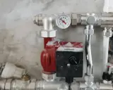 Czerwona pompa obiegowa z termometrem. Czy pompa może chodzić na 3 biegu? Instalacja grzewcza.