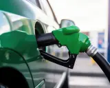 Zielona dysza dystrybutora tankuje samochód. To ekologiczne paliwo, które dba o naszą planetę.