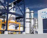 Nowoczesna elektrownia SMR w Polsce. Widok na reaktory i budynek z logo atomu.