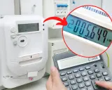 Cyfrowy licznik energii elektrycznej pokazuje zużycie 2005.649 kWh. Obok kalkulator do obliczeń.
