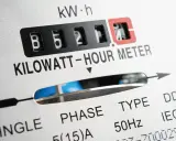 Zbliżenie licznika energii elektrycznej. Widoczne cyfry 85211, oznaczenie KILOWATT-HOUR METER. Wartość ta może wpływać na opłatę mocową.
