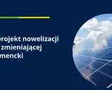 Sejm przyjął projekt nowelizacji ustawy o OZE, zmieniający system prosumentów. Panele słoneczne na tle błękitnego nieba.