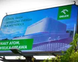 Reklama ORLEN przedstawia nowoczesny reaktor SMR, symbol czystej i bezpiecznej energii. "Mały atom, wielka sprawa" - głosi hasło.