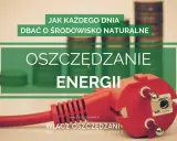 Wtyczka elektryczna i stosy monet symbolizują oszczędzanie energii. Tekst zachęca do codziennej troski o środowisko naturalne.