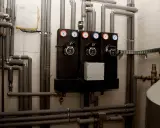 System grzewczy z pompami i manometrami. Zastanawiasz się, jakie rury do pieca węglowego wybrać? Tutaj widzisz izolowane rury i elementy instalacji.