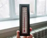 Termometr pokazuje 16 stopni Celsjusza. W domu jest przyjemnie ciepło, idealnie na zimowe popołudnie.