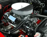 Błyszczący silnik V8 z chromowanymi elementami i filtrem powietrza. Czy 80 kW to dużo koni mechanicznych?