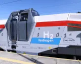 Nowoczesna lokomotywa wodorowa z napisem "H2 hydrogen" i logo PESA Bydgoszcz.