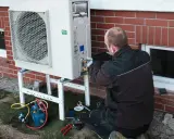 Instalacja pompy ciepła, która jest jednym ze sposobów, czym ogrzewają domy w Szwecji.