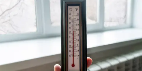 Termometr pokazuje 16 stopni Celsjusza. W domu jest przyjemnie ciepło, idealnie na zimowe popołudnie.