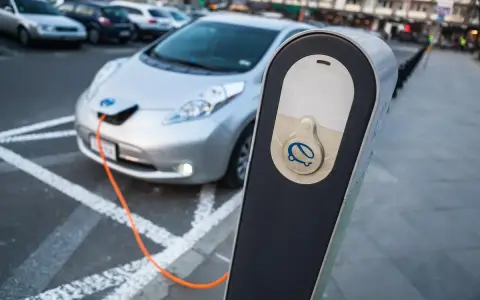 Ładowanie samochodu elektrycznego w Polsce. Coraz więcej aut elektrycznych w Polsce, co widać na ulicach.