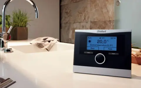 Nowoczesny termostat Vaillant. Czy czujnik zewnętrzny do pieca gazowego to dobry wybór? Zapewnia komfort i oszczędność.