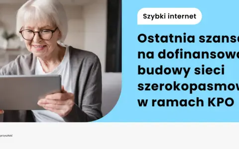 Uśmiechnięta starsza pani z tabletem. Szybki internet i ostatnia szansa na dofinansowanie budowy sieci szerokopasmowych w ramach KPO.