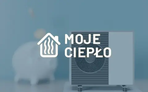 Symbol domu z ciepłem i napis "MOJE CIEPŁO" obok pompy ciepła i świnki-skarbonki.