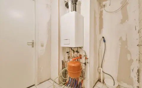 Instalacja grzewcza z kotłem i zbiornikiem. Pytanie: gdzie zamontować odpowietrznik automatyczny? Najwyższy punkt instalacji to idealne miejsce.