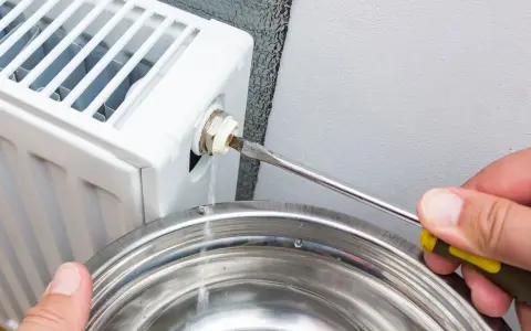 Odkręcanie odpowietrznika, gdy grzejniki nie grzeją, może pomóc usunąć powietrze i przywrócić ciepło.