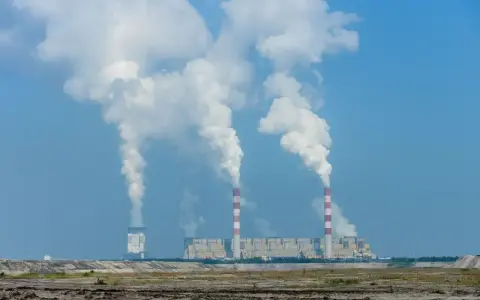 Ogromne ilości pary unoszą się z kominów elektrowni Bełchatów, sugerując, ile węgla spala elektrownia Bełchatów.