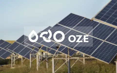 Panele fotowoltaiczne na tle nieba. Logo OZE BGK.