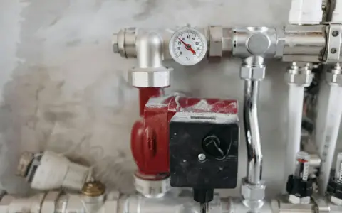 Czerwona pompa obiegowa z termometrem. Czy pompa może chodzić na 3 biegu? Instalacja grzewcza.