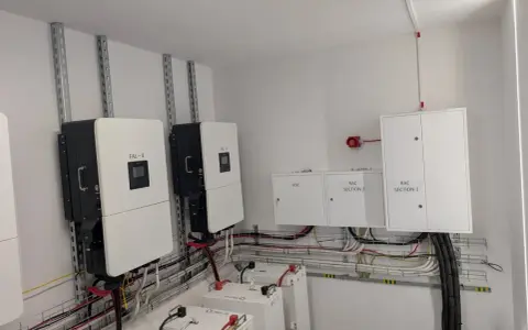 System awaryjne zasilanie domu z fotowoltaiki: falowniki, baterie i skrzynki elektryczne.