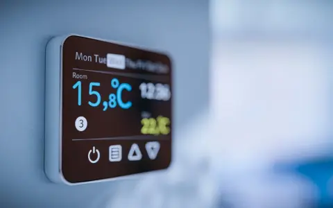 Nowoczesny termostat pokojowy pokazuje 15,8°C. Czy czujnik pogodowy do pieca gazowego warto zainstalować, by oszczędzać?