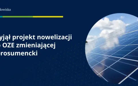 Sejm przyjął projekt nowelizacji ustawy o OZE, zmieniający system prosumentów. Panele słoneczne na tle błękitnego nieba.