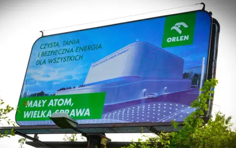 Reklama ORLEN przedstawia nowoczesny reaktor SMR, symbol czystej i bezpiecznej energii. "Mały atom, wielka sprawa" - głosi hasło.