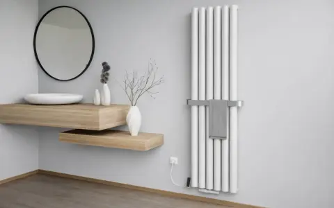 Nowoczesna łazienka z białym grzejnikiem, który może mieć wady grzejników aluminiowych. Obok umywalka i lustro.