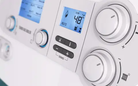 Panel sterowania kotła gazowego. Wyświetlacz pokazuje temperaturę 48°C. Czy to kocioł jednofunkcyjny czy dwufunkcyjny?