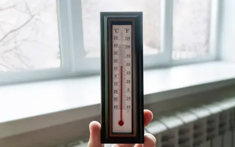 Termometr pokazuje 16 stopni Celsjusza. W domu jest przyjemnie ciepło, idealnie na zimowe popołudnie.
